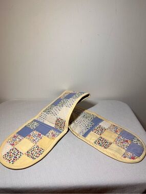 Handmade cotton patchwork floral double Oven Mitts
New
Country